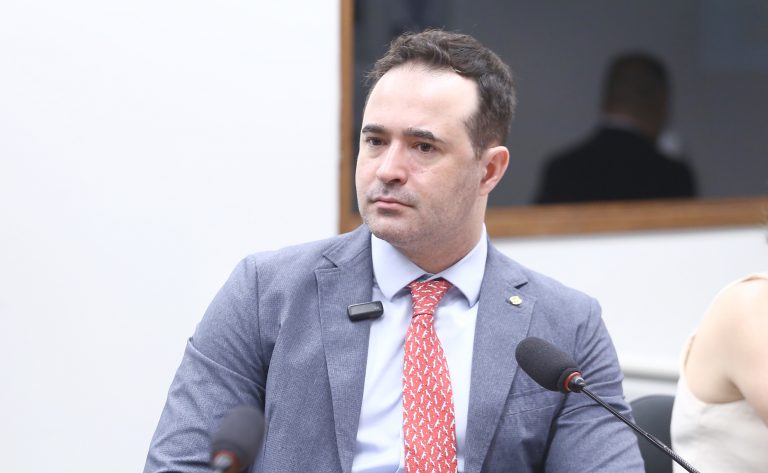 Comissão aprova criminalização de acorrentamento contínuo ou cruel de cães e gatos