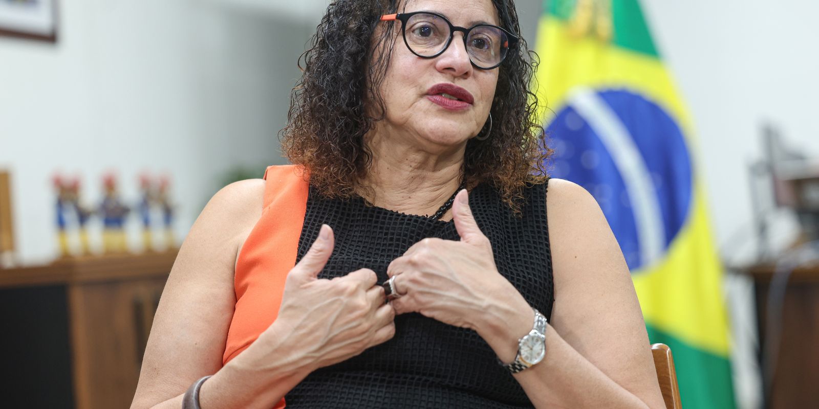 Vacina brasileira de covid fortalece ciência e país, diz ministra